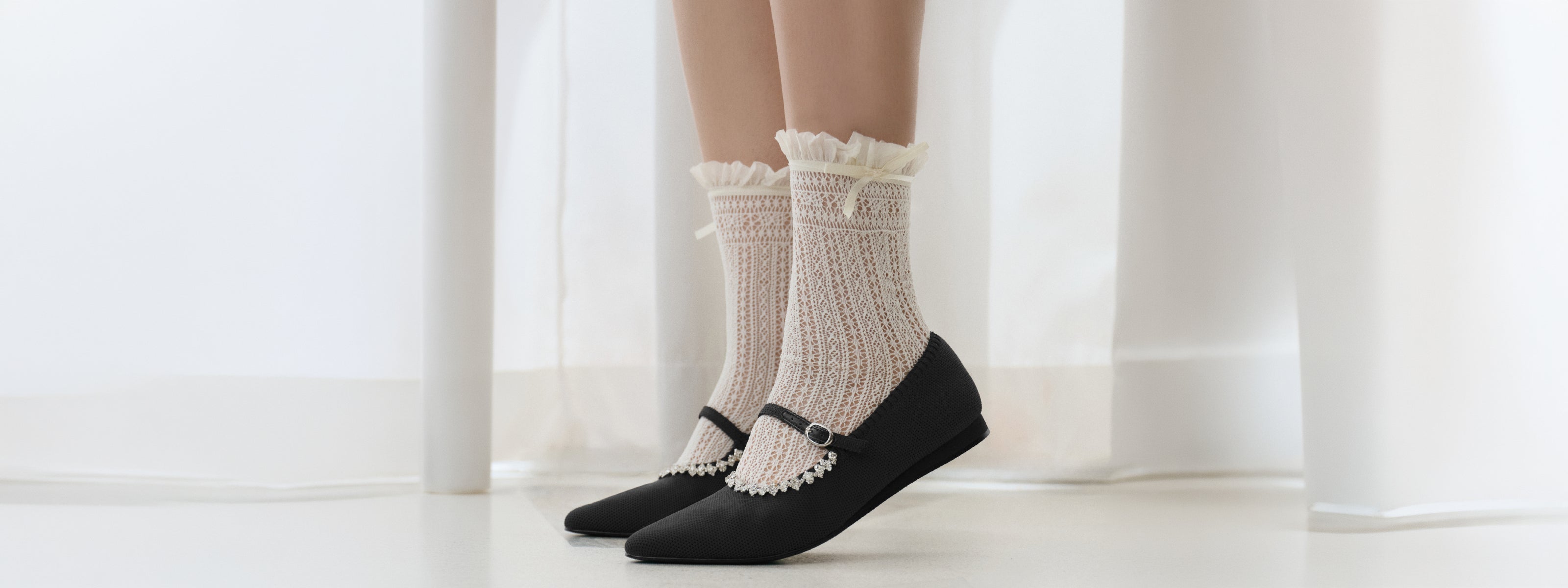 DARLIN Signature Walk — รองเท้าคัชชูส้นเตี้ยสีดำ ประดับเพชร Signature เย็บด้วยมือ
